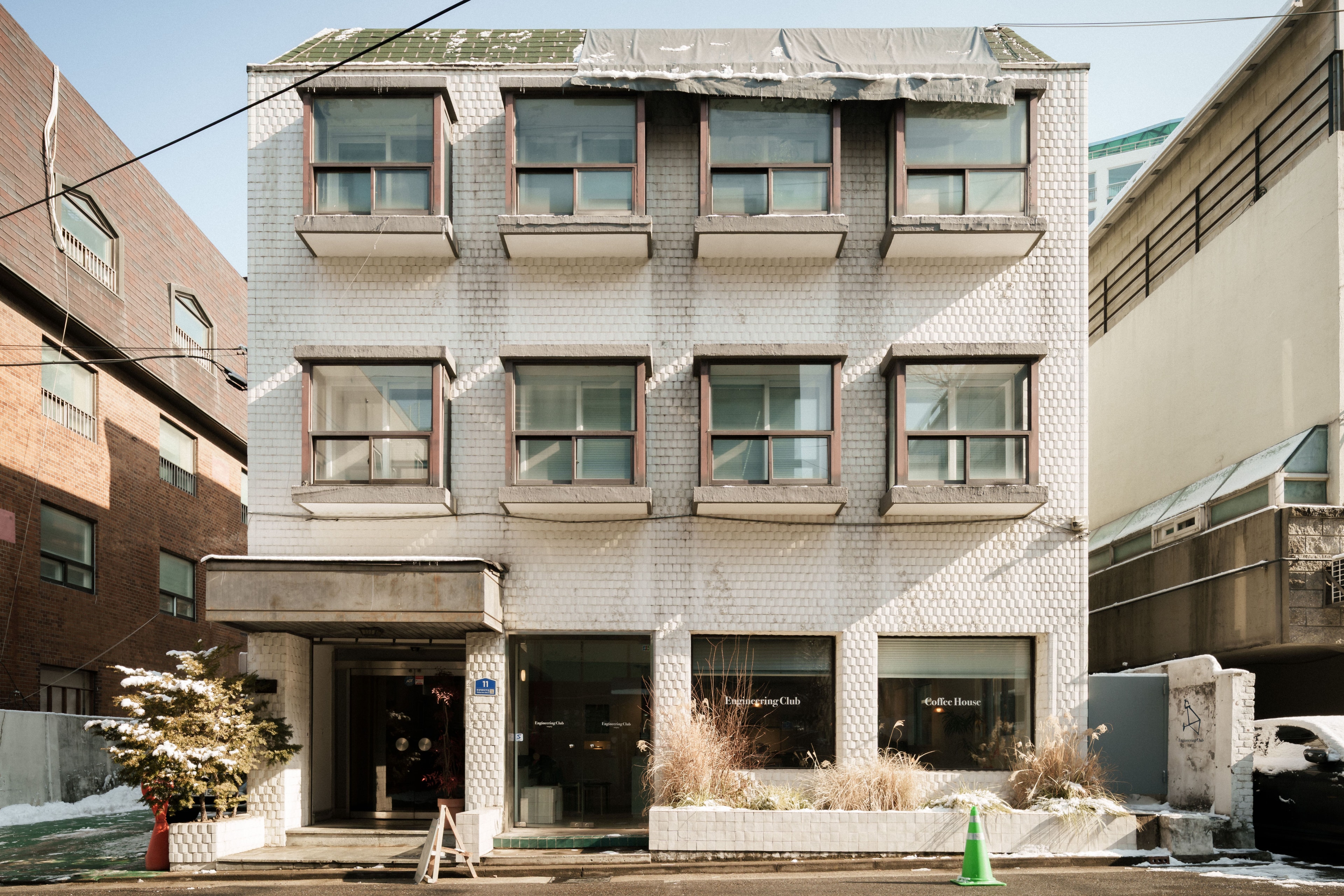 Engineering Club Samgakji is a recently opened coffee house located on the corner of an alley in Samgakji, Seoul.