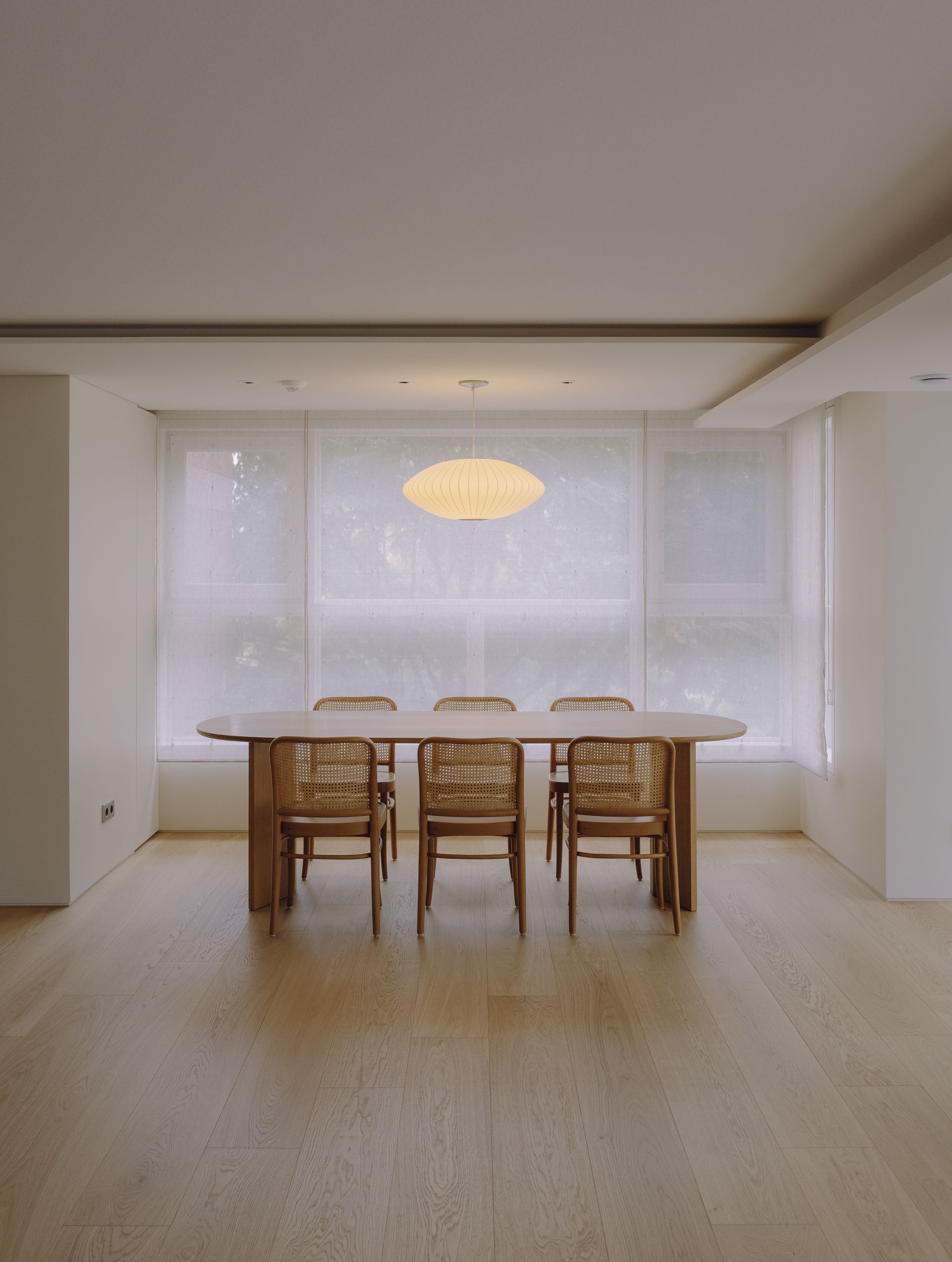 반포자이 아파트 — 식탁과 천장 조명
