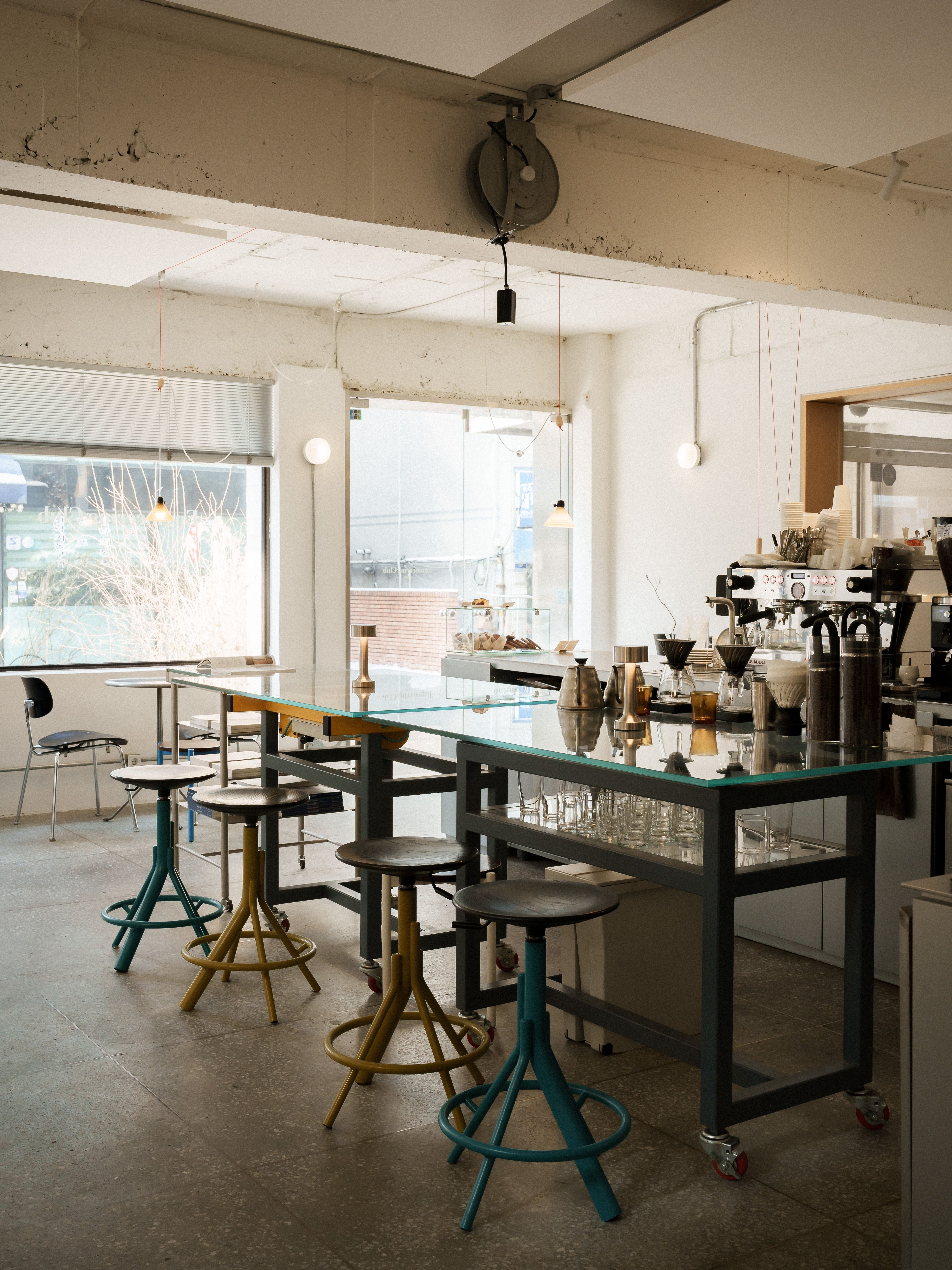 Engineering Club Samgakji is a recently opened coffee house located on the corner of an alley in Samgakji, Seoul.