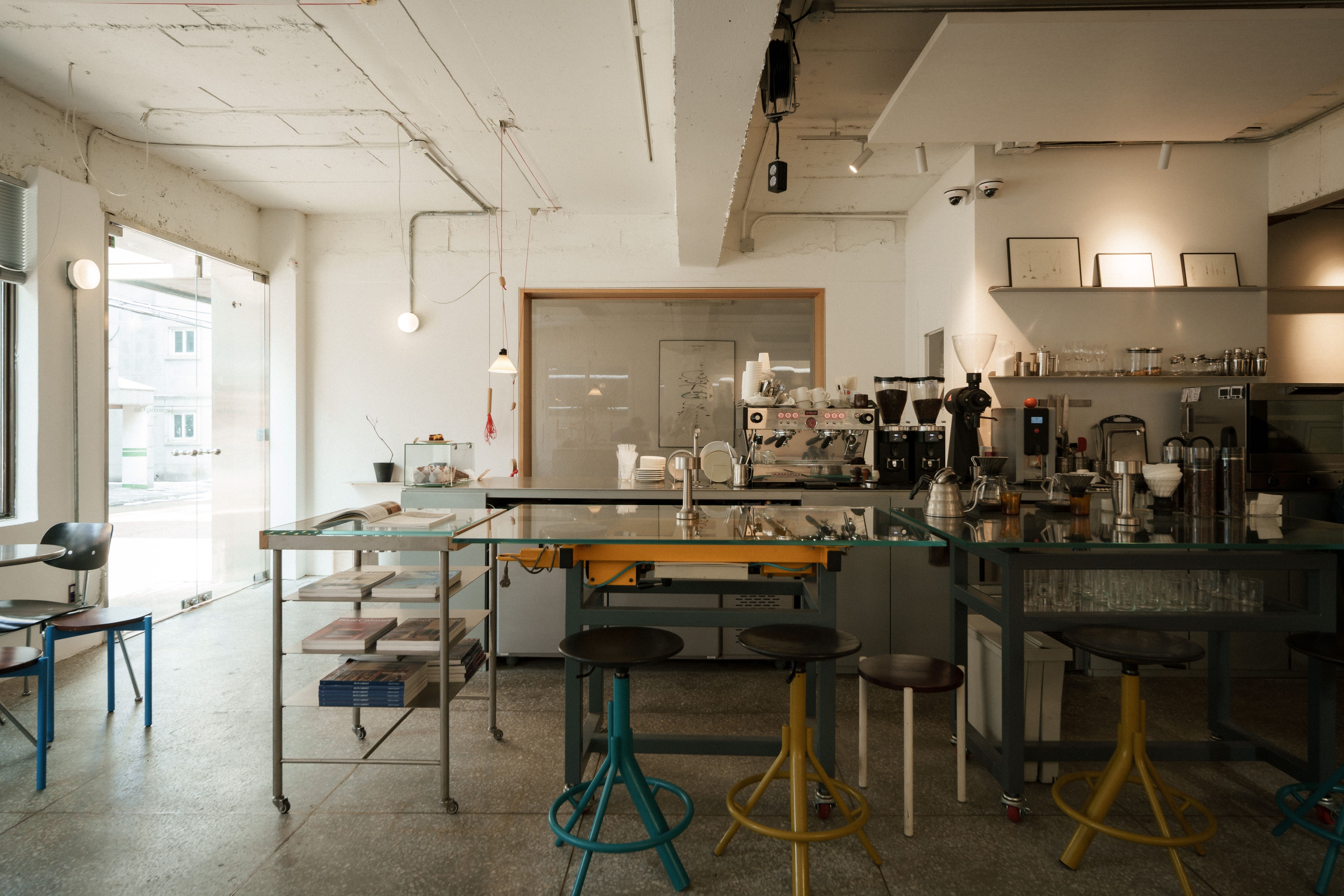 Engineering Club Samgakji is a recently opened coffee house located on the corner of an alley in Samgakji, Seoul.
